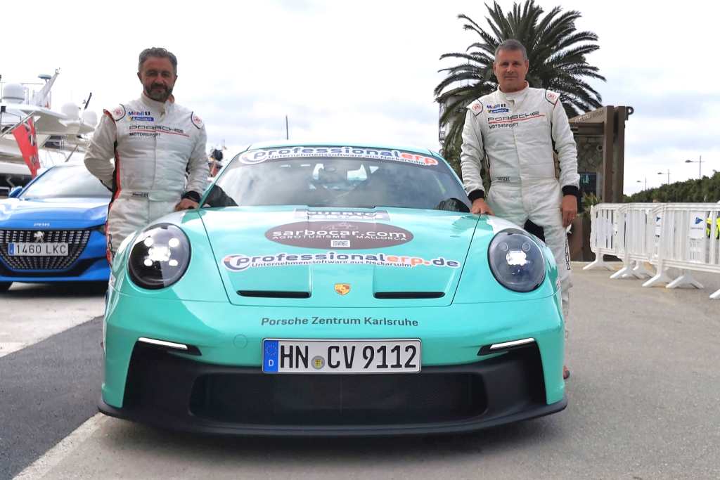 Chris Vogler (rechts) und Co-Pilot Jaime Domenge neben ihrem Porsche 911 GT3 
